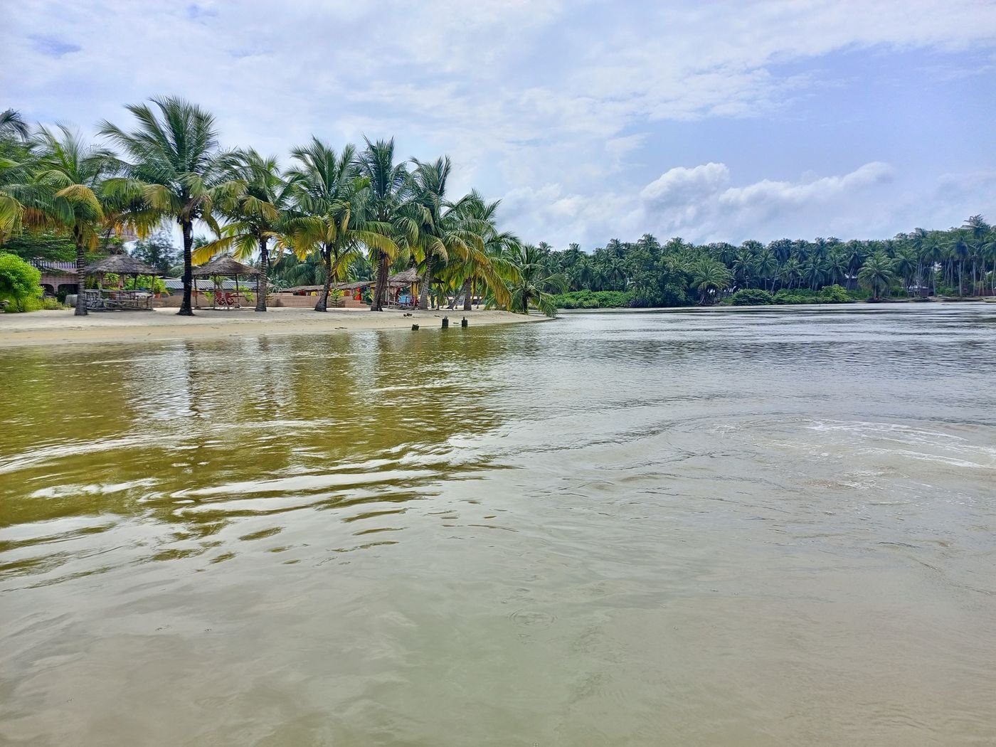 Assinie, entre lagune et cocotiers